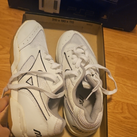 Mizuno Shoes - Mizuno Maximizer White and Grey Athletic Running Sneakers